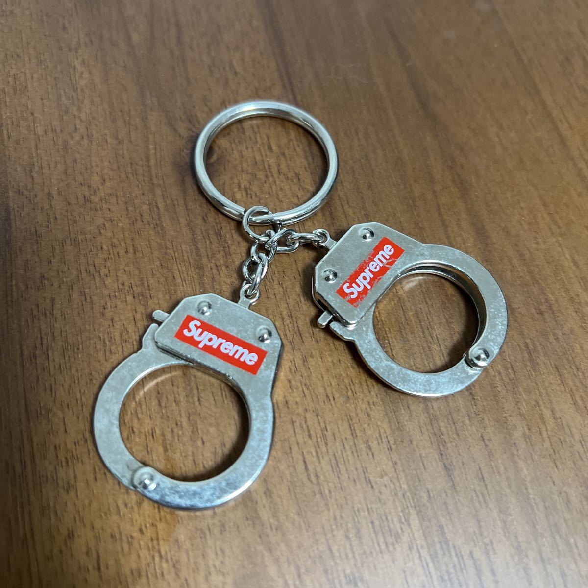 期間限定送料無料】 Supreme Handcuffs キーホルダーステッカー kids