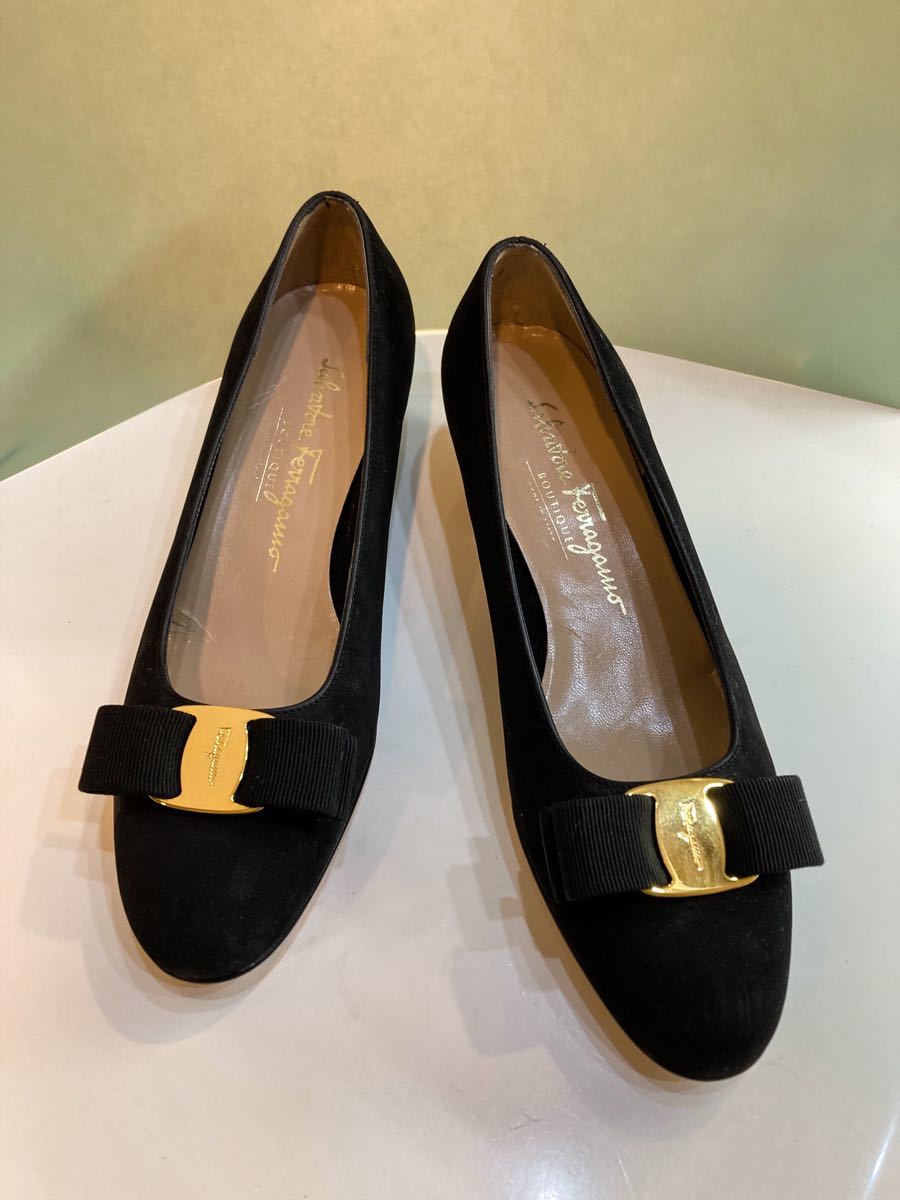 美品☆フェラガモ Ferragamo ヴァラ金具 ヌバック リボン パンプス
