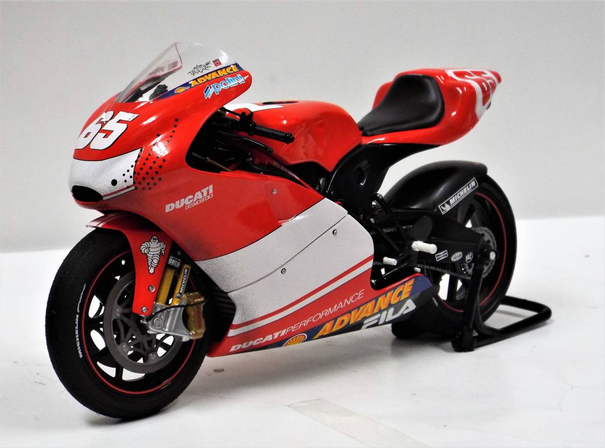 1 12 ドゥカティ ディスモセディチ #65 L.カピロッシ 2003年 モトGP カタルニアで初優勝の'ダーティーVer'の完成バイクモデル  一部予約