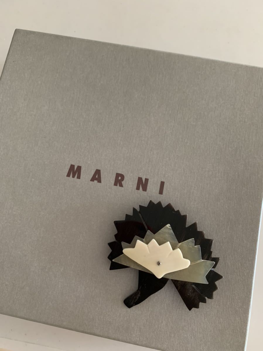 マルニ　アースカラー　植物モチーフ　ブローチ　アクセサリー　黒　白　　MARNI_画像1