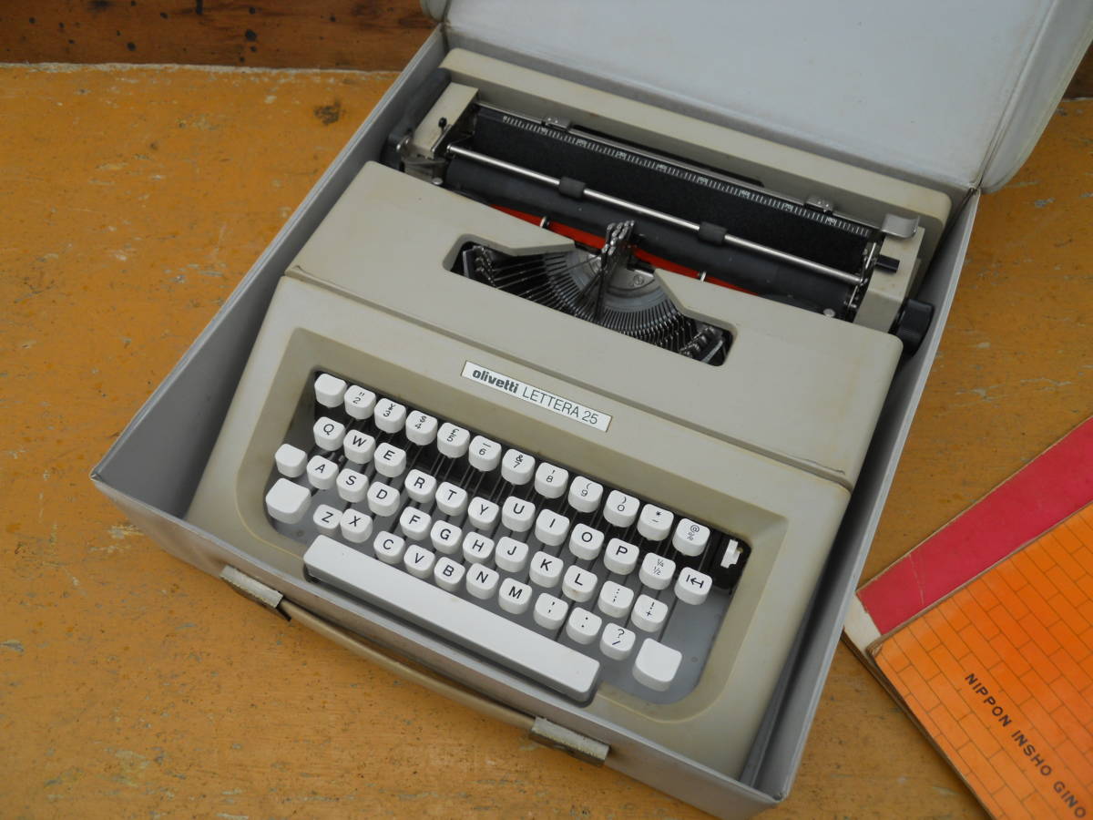 M8576 Vintage пишущая машинка olivetti LETTERA25 MADE IN SPAIN ширина 30cm внутри 37cm высота 10cm Yupack 100 размер (0406)