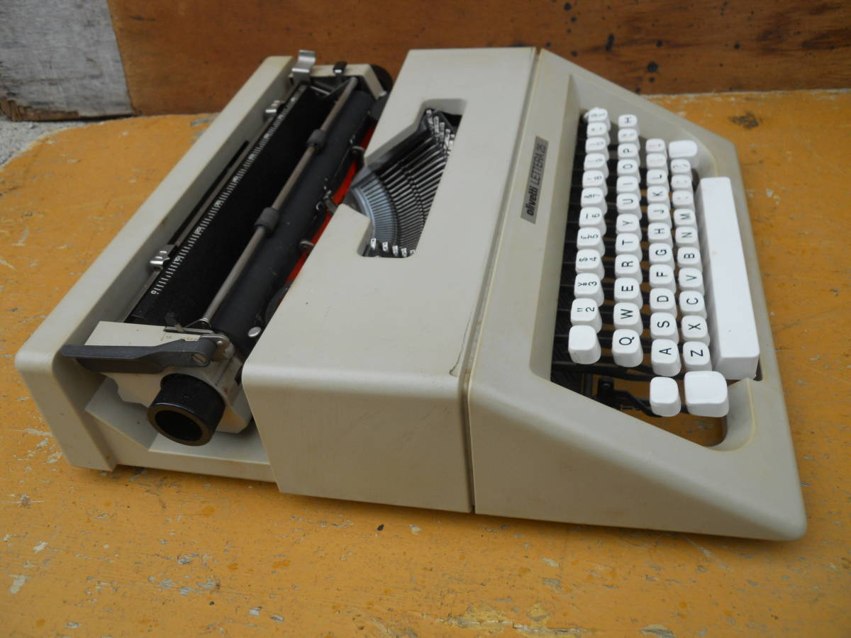 M8576 Vintage пишущая машинка olivetti LETTERA25 MADE IN SPAIN ширина 30cm внутри 37cm высота 10cm Yupack 100 размер (0406)