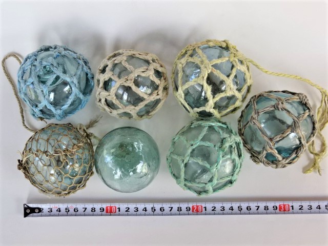 ●夏の窓辺にいかがでしょう《昭和レトロな漁網のガラス玉☆浮き球7個セット》網付直径約8㎝前後☆送料込みです！_直径は「約7～約8．5㎝」です