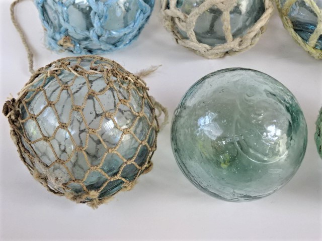 ●夏の窓辺にいかがでしょう《昭和レトロな漁網のガラス玉☆浮き球7個セット》網付直径約8㎝前後☆送料込みです！_前列の左側