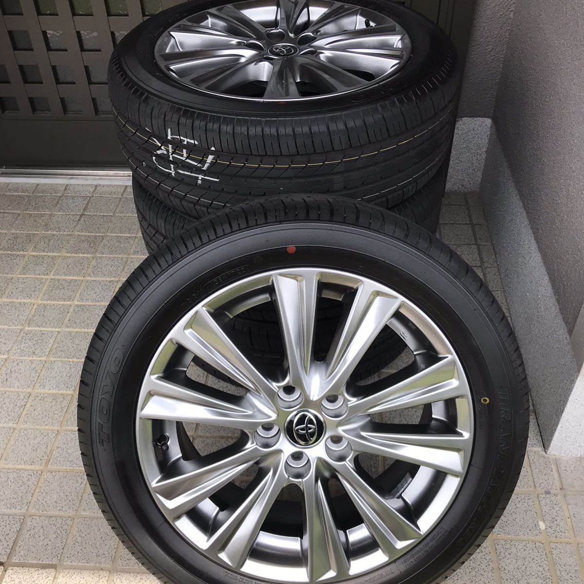 海外 正規品】 235/50R18 トーヨー 納車前外し 10分山 新車外し