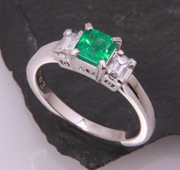 2022年最新入荷 《質屋出品》Pt900★天然エメラルド0.46ct+ダイアリング★C-3432 エメラルド 2022年最新入荷 《質屋出品》Pt900★天然エメラルド0.46ct+ダイアリング★C-3432 エメラルド