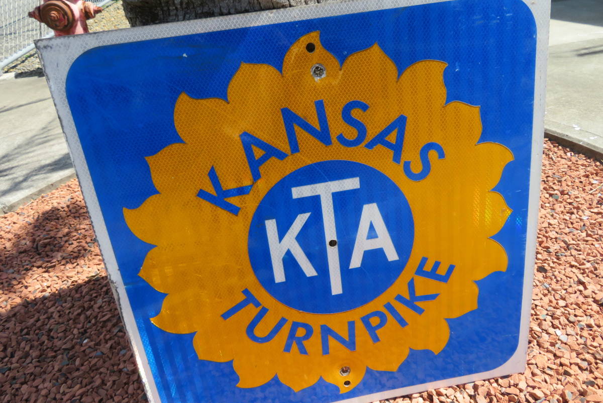 希少 KANSAS TURNPIKE ロードサイン ストリートサイン 反射板 ヴィンテージ アメリカ 看板 道路標識 ガレージ USA USED（A-51） _画像2