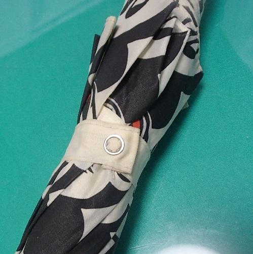 990/折畳洋傘 かさ/白×黒 ミッキーマウス/折畳状態:W40㎝/手元:黒・指型&ワンタッチ ジャンプ ボタン/スナップホック留/タッセル付/USED_画像3
