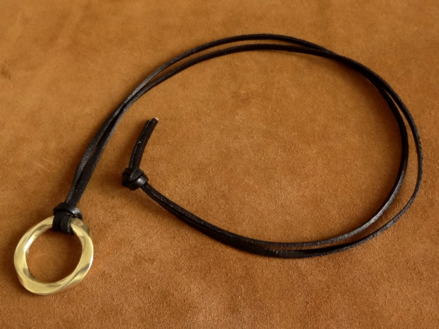 真鍮リング付き レザーコード グラスホルダー 眼鏡掛け（ブラック）：革 メガネ サングラス メンズ レディース メガネホルダーの画像1
