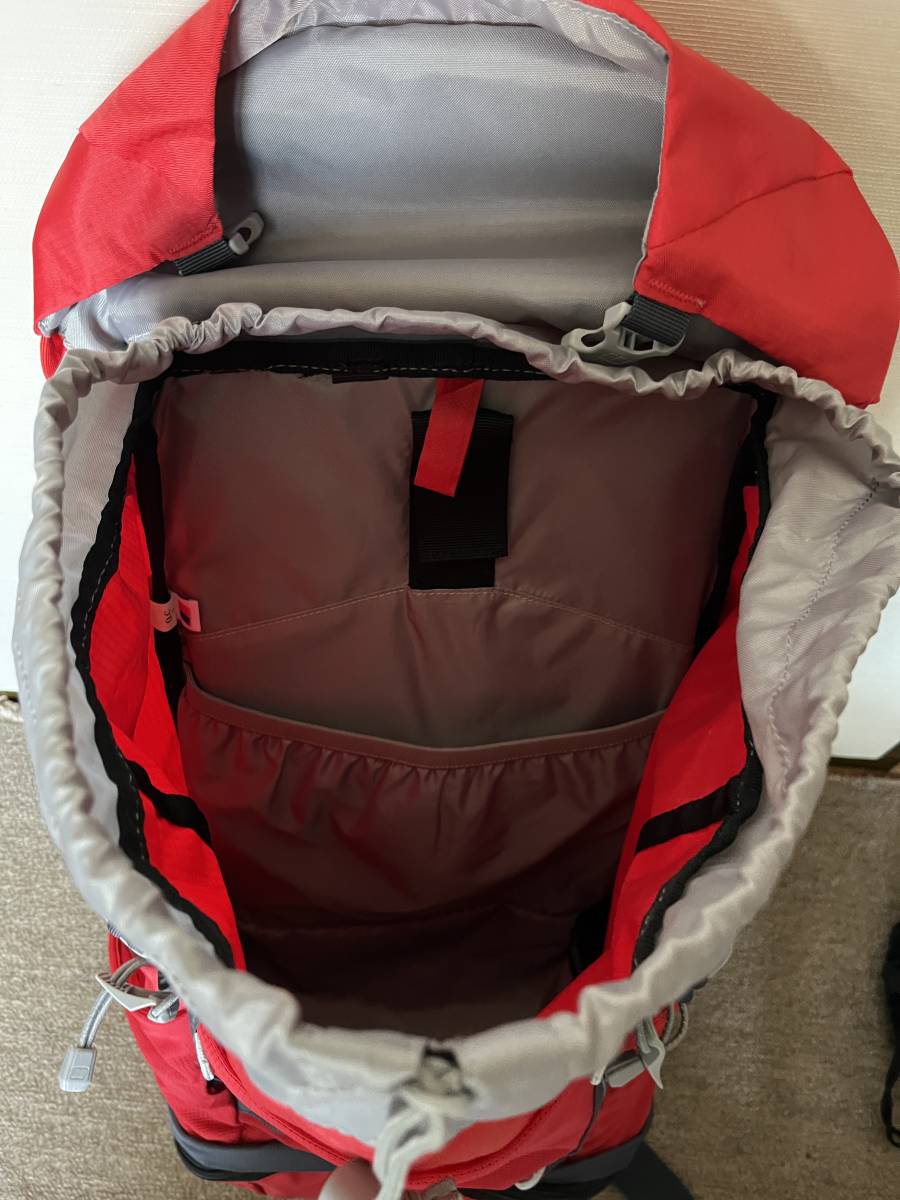 バーグハウス（berghaus) ウィメンズ　エクスプローラー30 Red(赤)_メイン気室