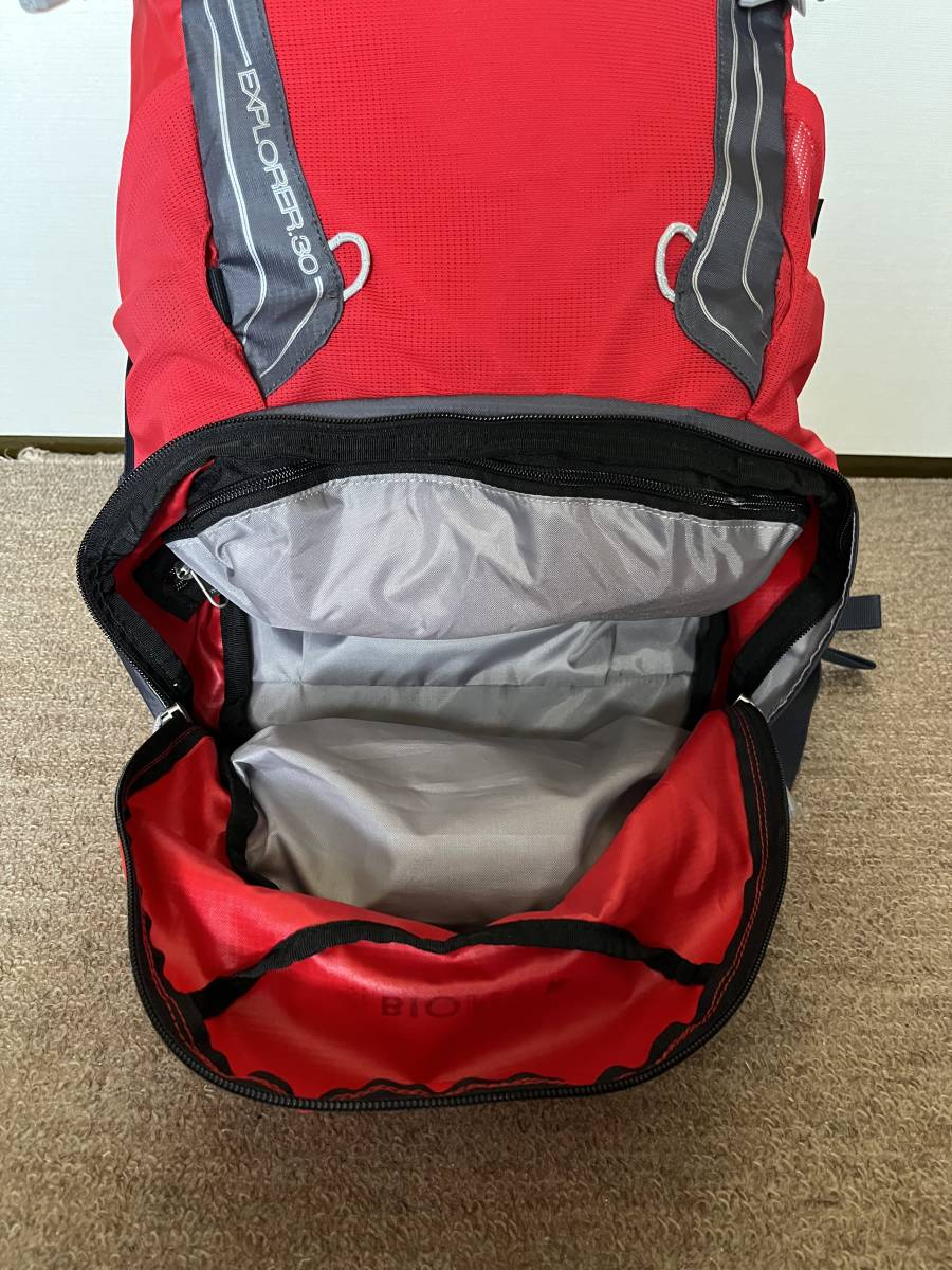 バーグハウス（berghaus) ウィメンズ　エクスプローラー30 Red(赤)_２気室。ファスナーで1気室にもなります