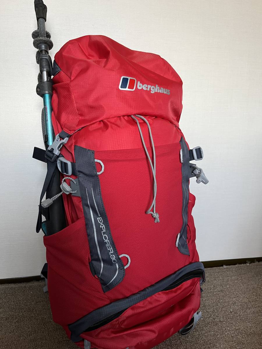 バーグハウス（berghaus) ウィメンズ　エクスプローラー30 Red(赤)_トレッキングポール収納の一例