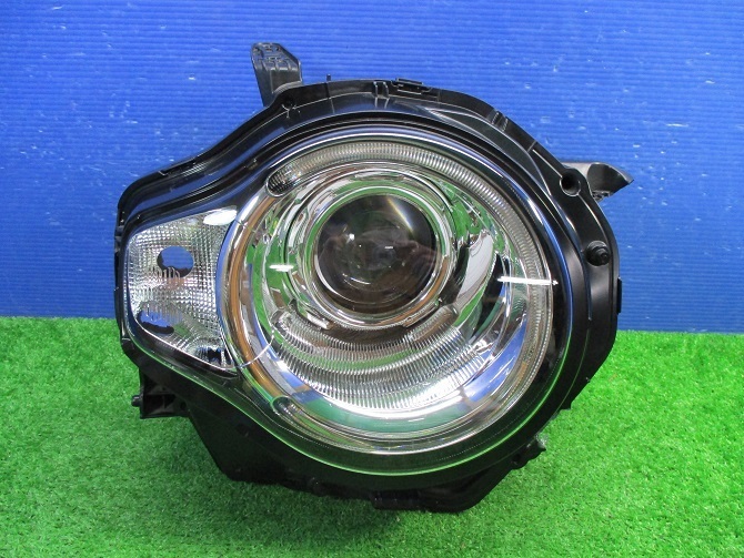 管理№09022　ＭＲ３１Ｓ　ハスラー　純正　ＨＩＤ　右ライト　_ジャンク、部品取りにどうぞ