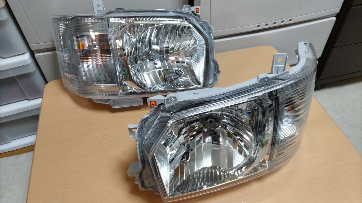 200 ハイエース 4 5 6型 左右 ヘッドライト ハロゲン コイト 26-131