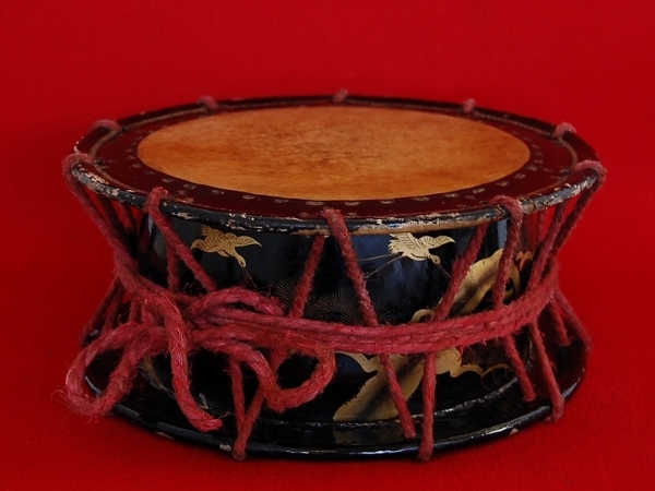 [ tradition traditional Japanese musical instrument / lacquer gold lacqering . futoshi hand drum / Japanese drum / pine . crane ]. talent comfort festival ..