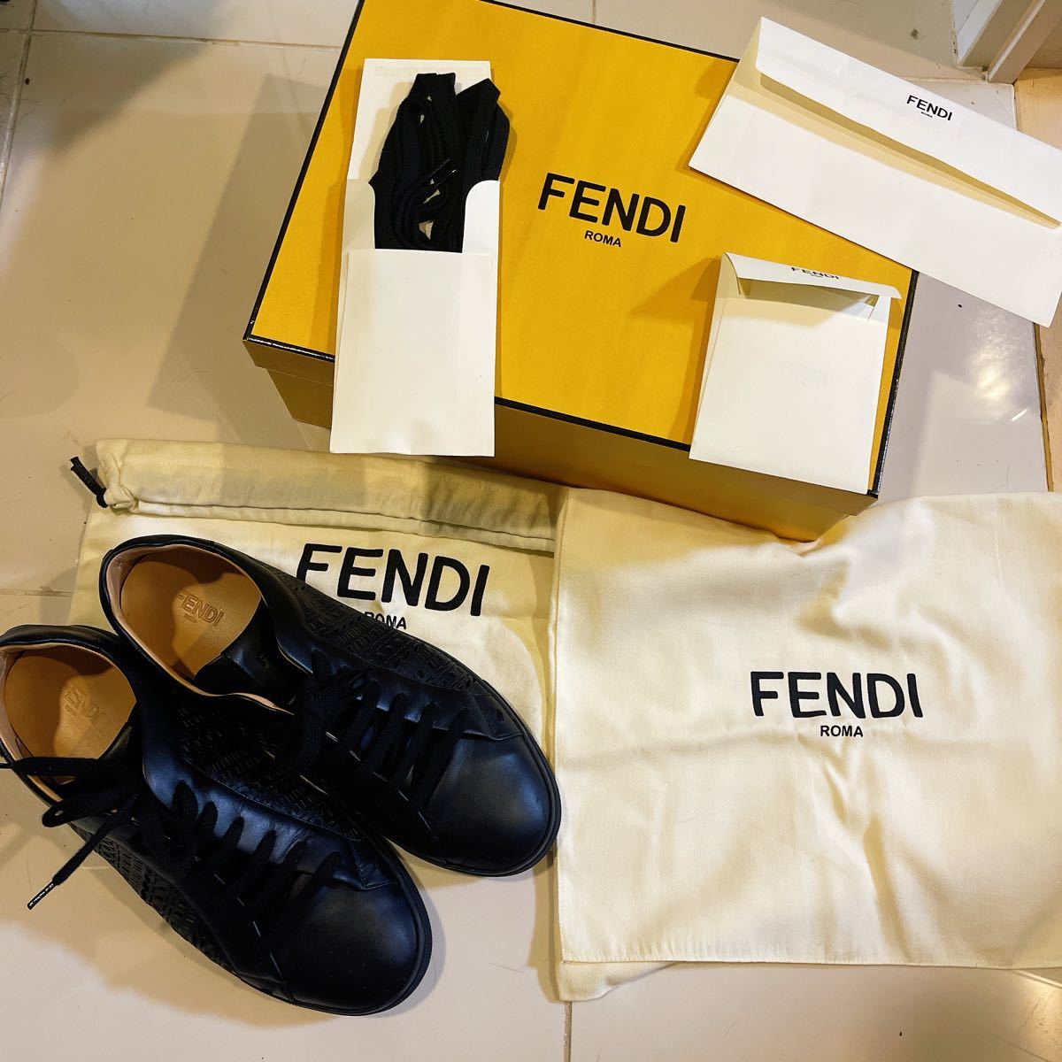 即納-96時間限定 FENDI FFレーザーカットディテール ブラックレザー