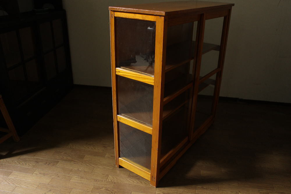 レトロ・アンティーク 古い3面ガラスの木製戸棚 食器棚本棚古道具
