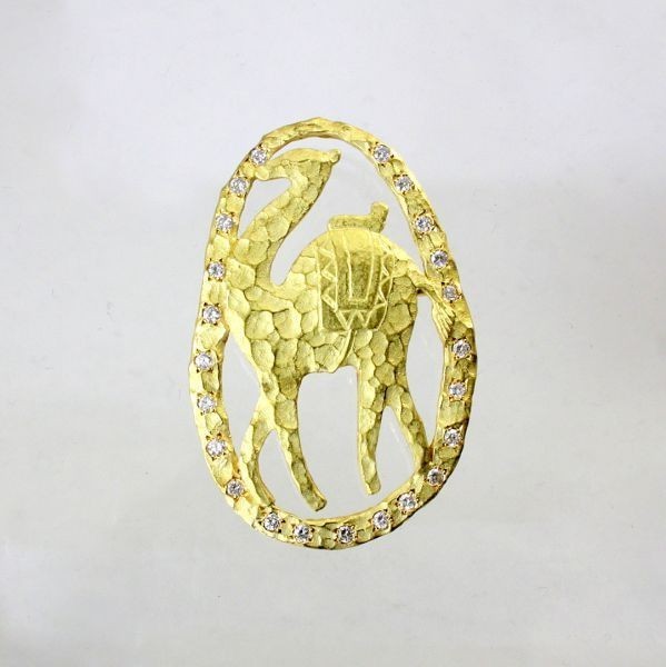 未使用品】 ◎中古美品◎１８金 ダイヤ 0.72ct ラクダ彫 ブローチ兼