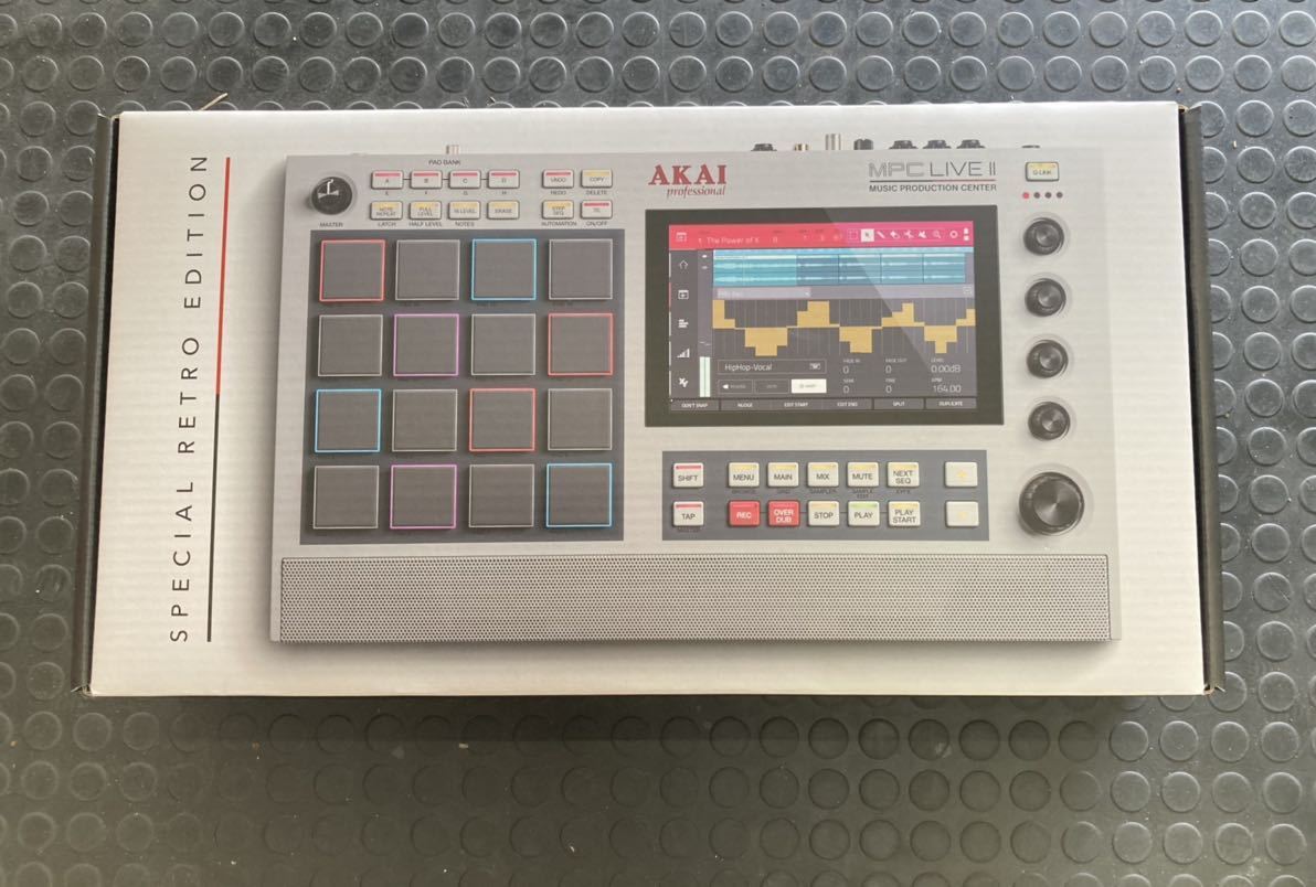 美品 AKAI MPC LIVE 2 RETRO アカイ Ⅱ スピーカー サンプラー スタンドアローン サンプリング 楽器 DJ トラックメーカー mpc 2000 XL 3000_画像1