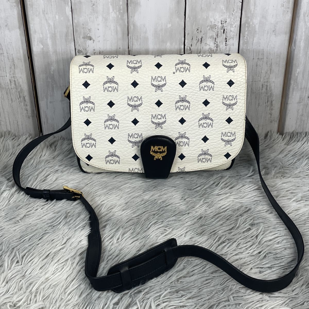 美品 MCM エムシーエム バッグ ショルダーバッグ ホワイト 保存袋付き