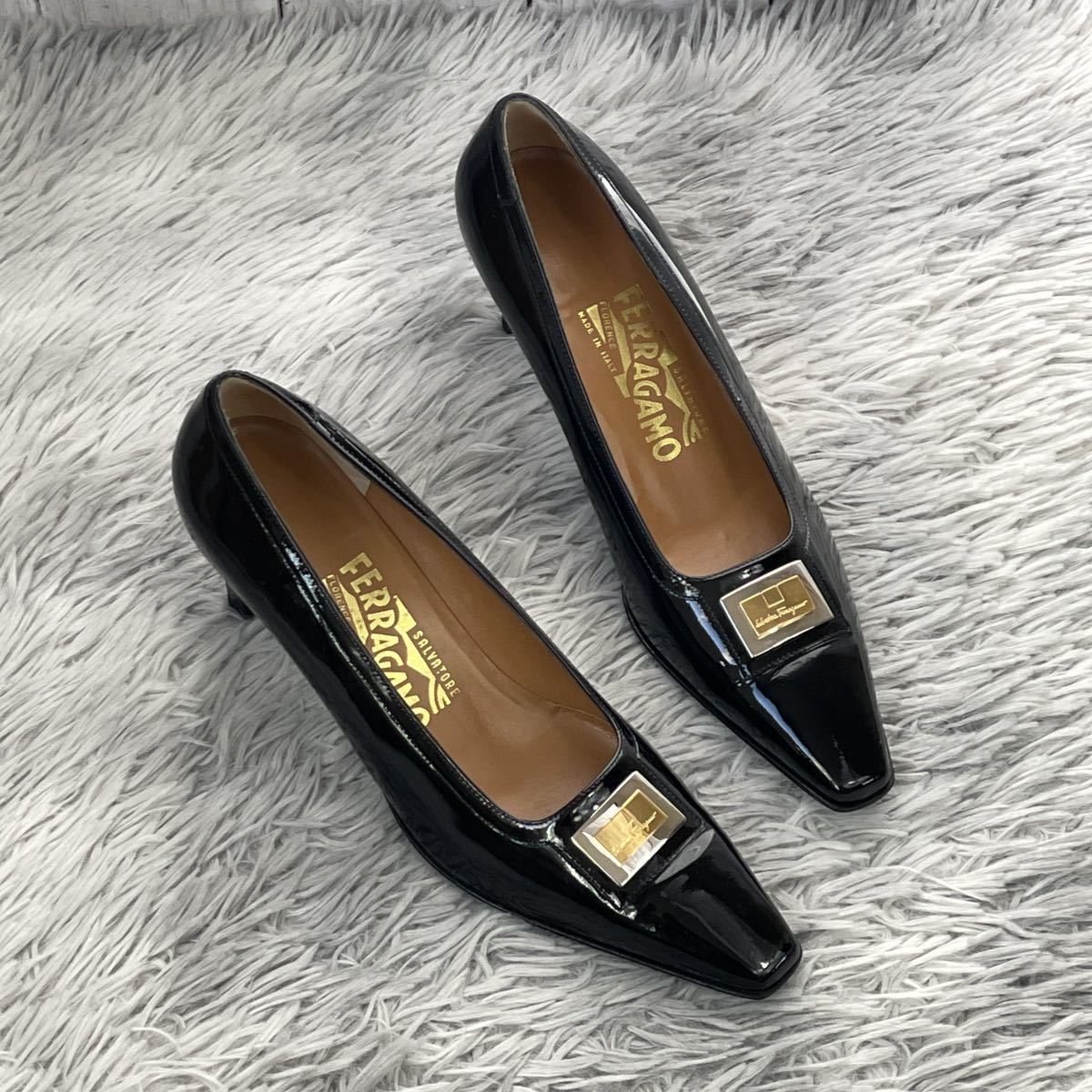超美品 Ferragamo フェラガモ ゴールドアイコンメタル パンプス