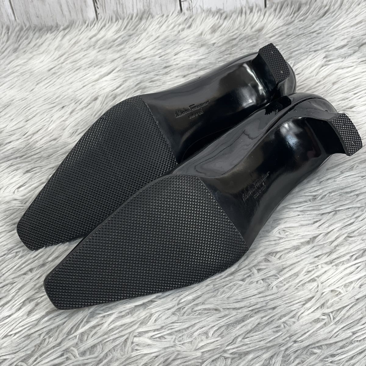 超美品 Ferragamo フェラガモ ゴールドアイコンメタル パンプス