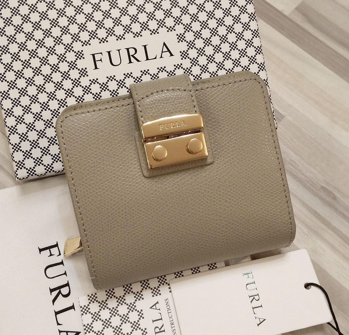 FURLA フルラ メトロポリス 財布 二つ折り2つ折り 小さめ - 折り財布