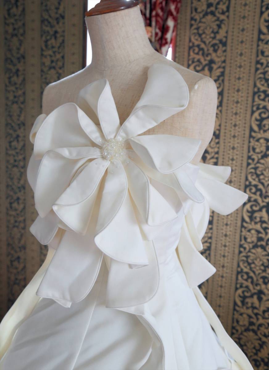 mikado satin cloth ribbon . wrapping did like beautiful design. high class wedding dress 7 number S size long train 