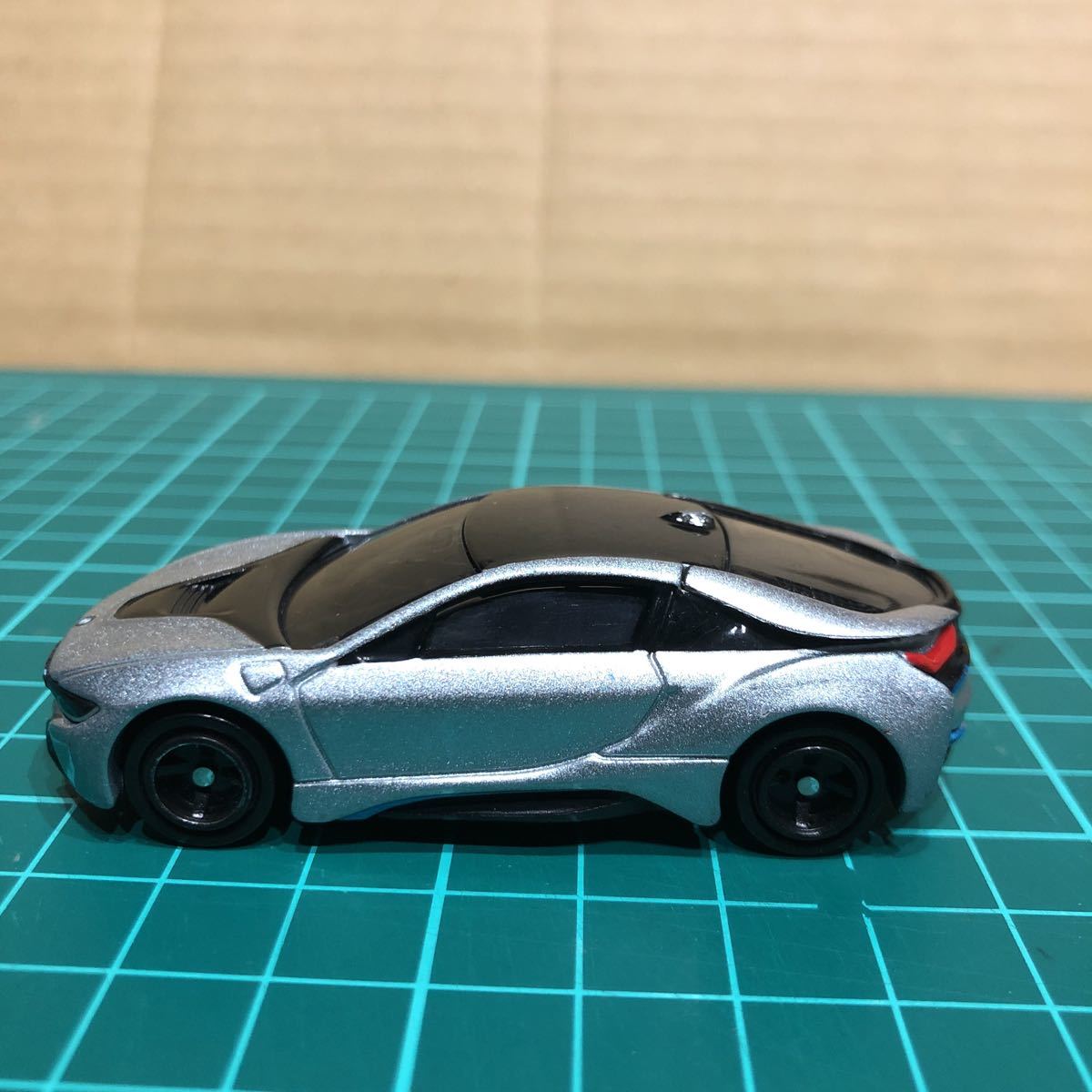 A-9 1/61 トミカ BMW i8 ダイギャストミニカー 中古品 売切り_画像1