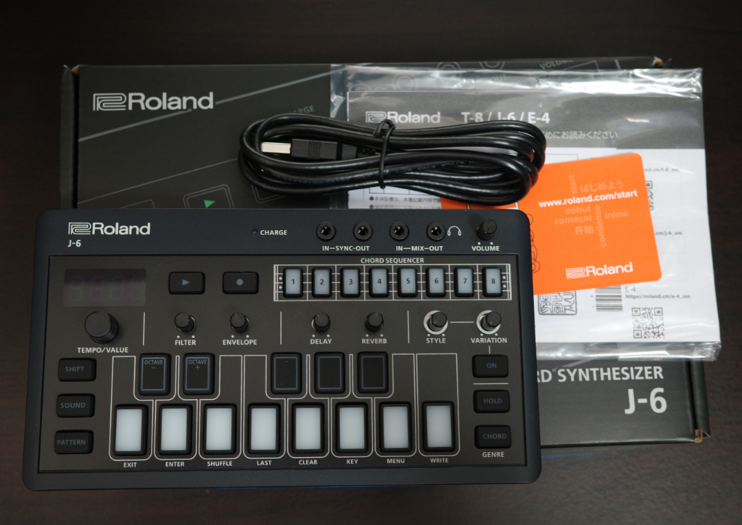 美品・送料無料 　Roland J-6 ( j 6 juno-60 AIRA Compact 音源モジュール コード シンセサイザー MIDI シンセ )　国内正規品_画像2