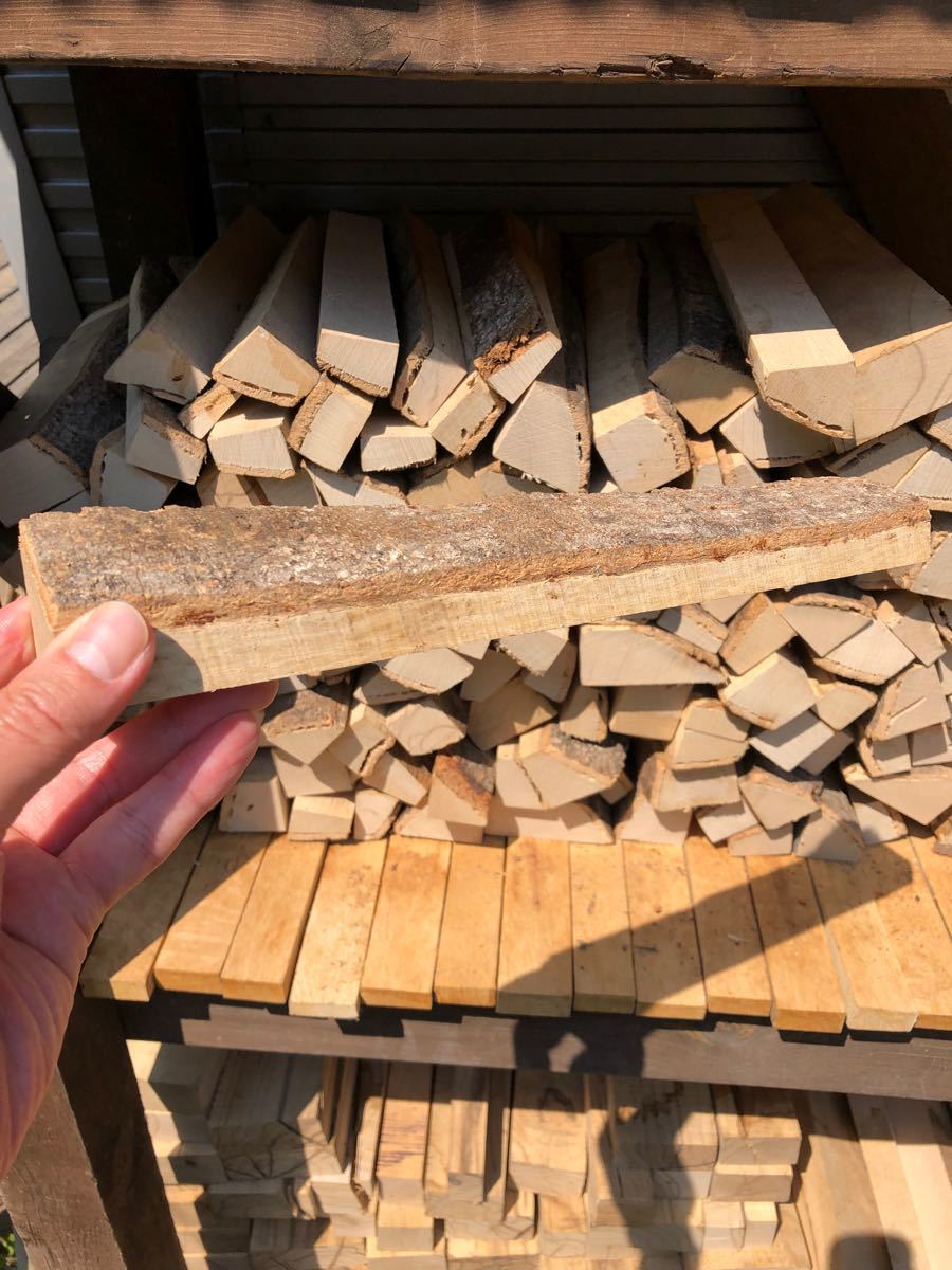 薪ストーブや焚き火等に最適　樹皮付き樫薪　30〜35cm 20kg