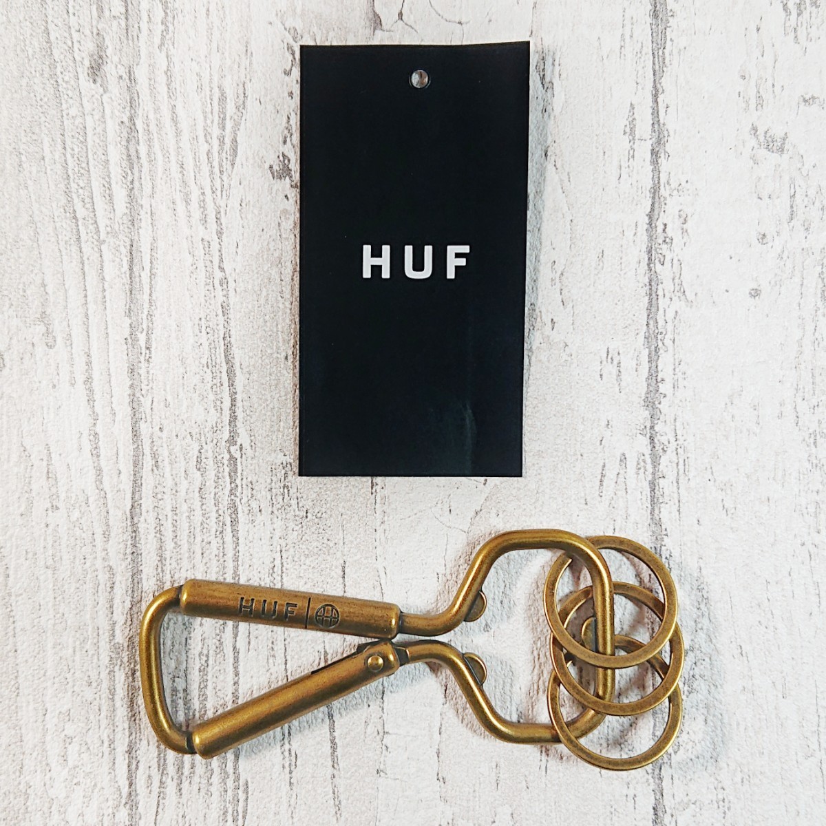 オーバーのアイテム取扱☆ ➃ HUF ハフカラビナ ゴールド未開封❣️キーホルダー キーケース キーチェーン