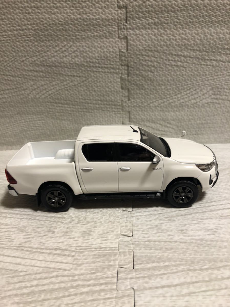 1/30 トヨタ 新型ハイラックス HILUX 後期 最新モデル 非売品 1/30 トヨタ 新型ハイラックス HILUX 後期 最新モデル 非売品