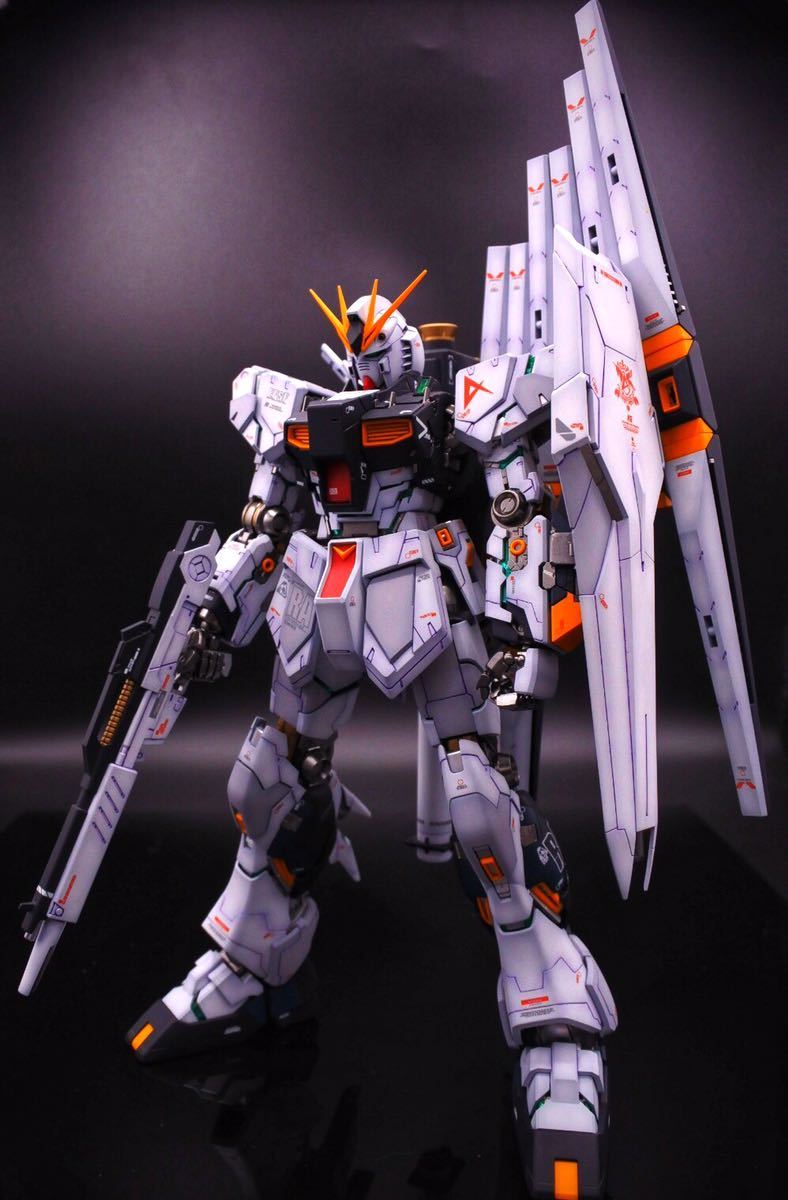 MG 1/100 νガンダム 改修塗装済完成品【MGニューガンダム】MGνGUNDAM プレミアムバンダイダブルファンネル  エフェクト付き