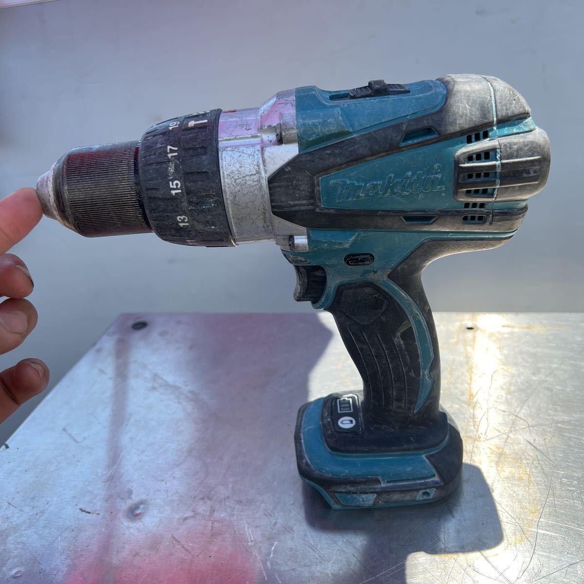 makita マキタ 充電式 ドライバー 18V 型番: HP458D / XAG01 / GA408D. 3個セット. ジャンク現状品 川島発 _画像3