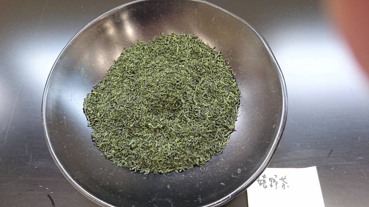 【佐賀嬉野茶】玉緑茶900ｇ入り　釜炒り茶ブレンドで香ばしい★★卸価格以下でお買い得★★_独特の製法で勾玉状によれた形状の玉緑茶。