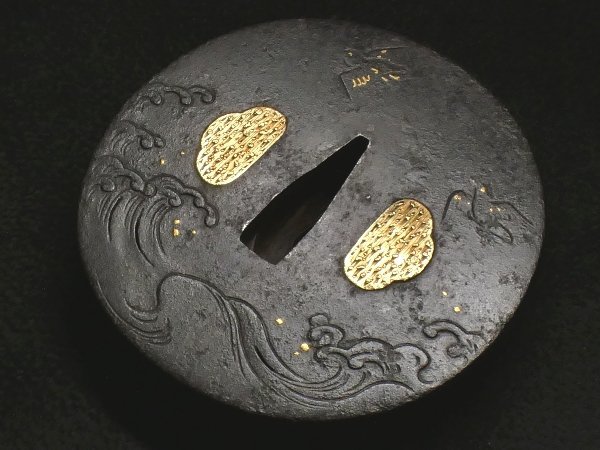 刀装具 #2376】 (鍔) 銘:「武州住 正恒」 波千鳥図 鉄地鍔 金象嵌