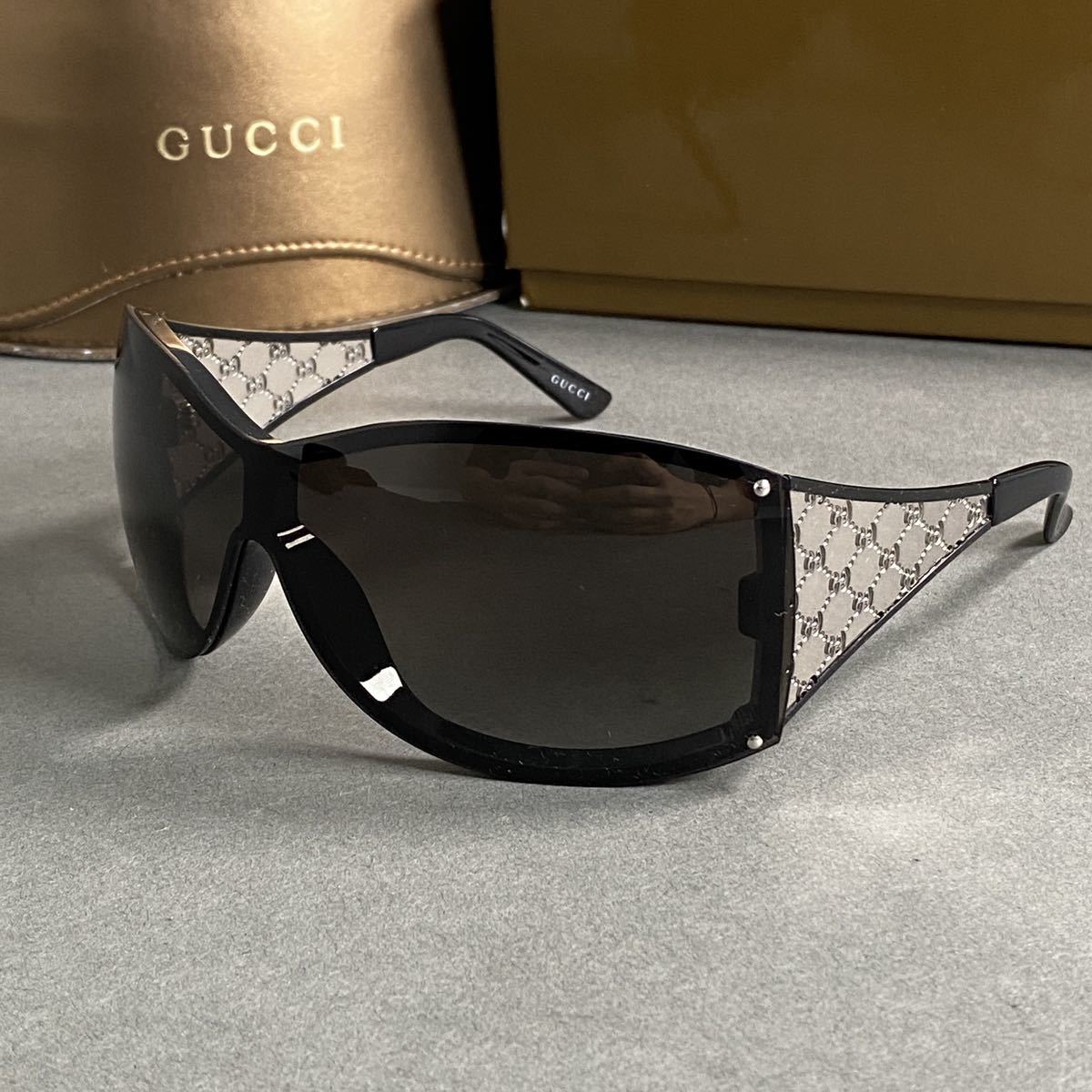 f2《美品》伊製 GUCCI グッチ GGロゴ サングラス ブラック×シルバー