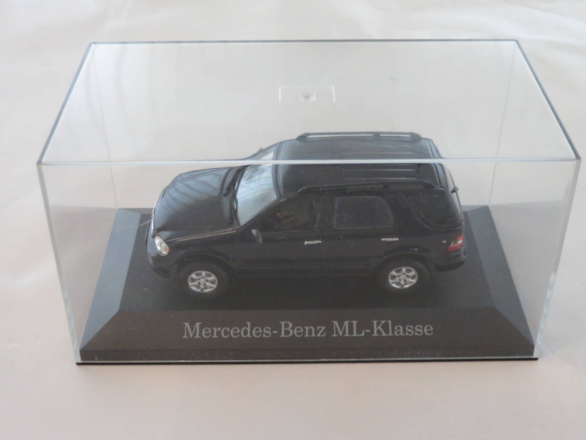 ★美品★Mercedes-Benz ML-Class ミニカー1/43 ダークネイビー ケース付 イクソ社製_画像1