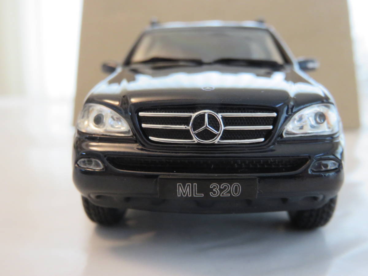 ★美品★Mercedes-Benz ML-Class ミニカー1/43 ダークネイビー ケース付 イクソ社製_画像3