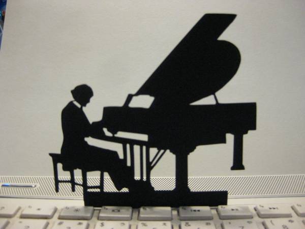 立つ切り絵　ピアノ演奏Ａ・Ｂ　壁飾りにも_Ａ　男性奏者