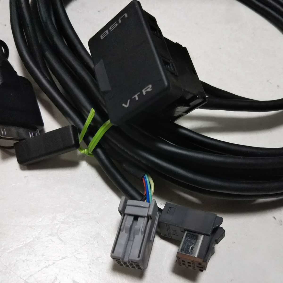 トヨタ純正 USB/VTR接続アダプター iPod接続ケーブル_画像3