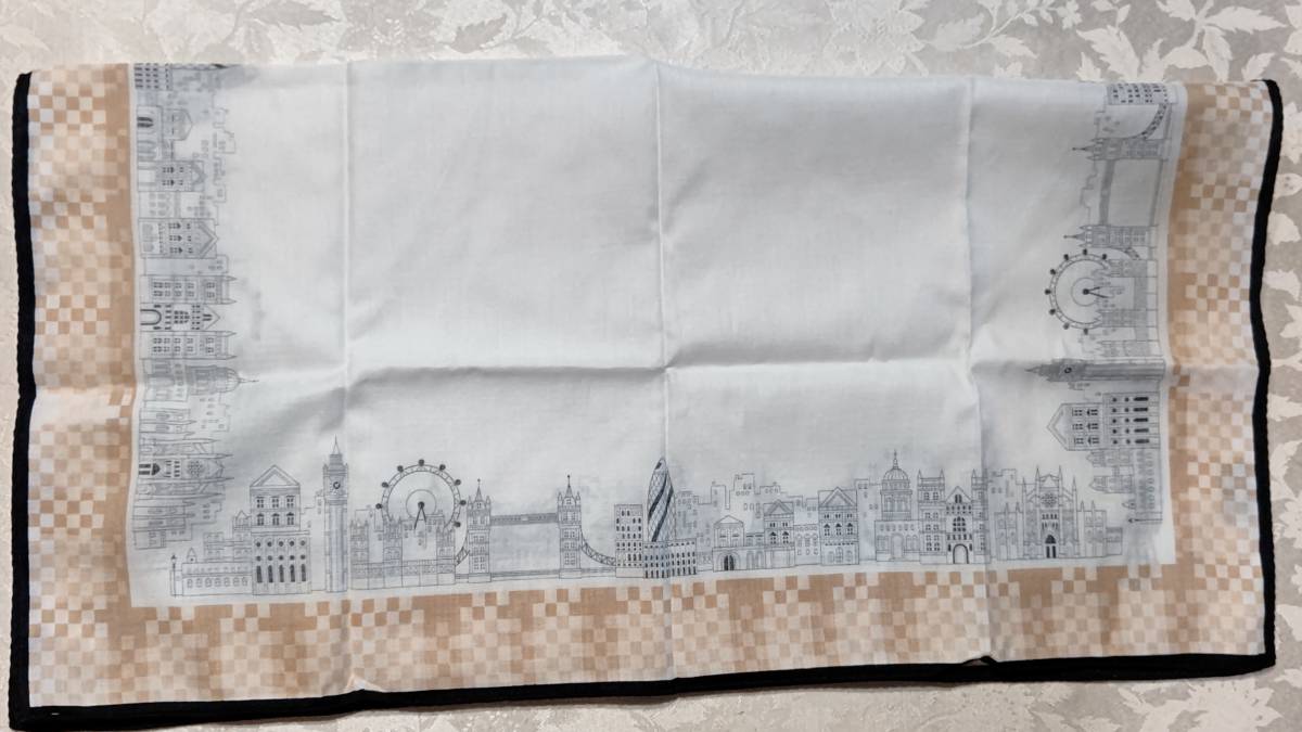 B　ダックス　DAKS　女性用　大判ハンカチ（56.5×57.5㎝）日本製 綿100％　川辺製　縁取り市松模様とロンドン風景 右下にレディ_画像7