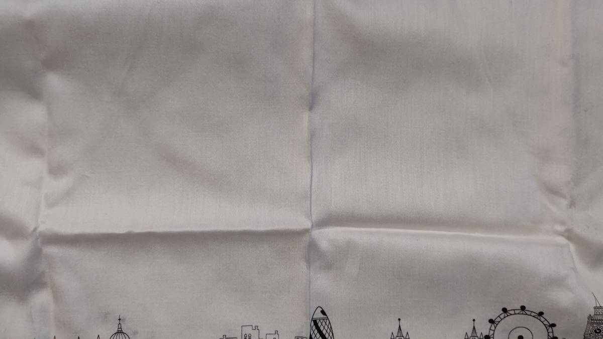B　ダックス　DAKS　女性用　大判ハンカチ（56.5×57.5㎝）日本製 綿100％　川辺製　縁取り市松模様とロンドン風景 右下にレディ_画像4