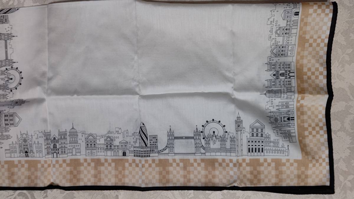 B　ダックス　DAKS　女性用　大判ハンカチ（56.5×57.5㎝）日本製 綿100％　川辺製　縁取り市松模様とロンドン風景 右下にレディ_画像5