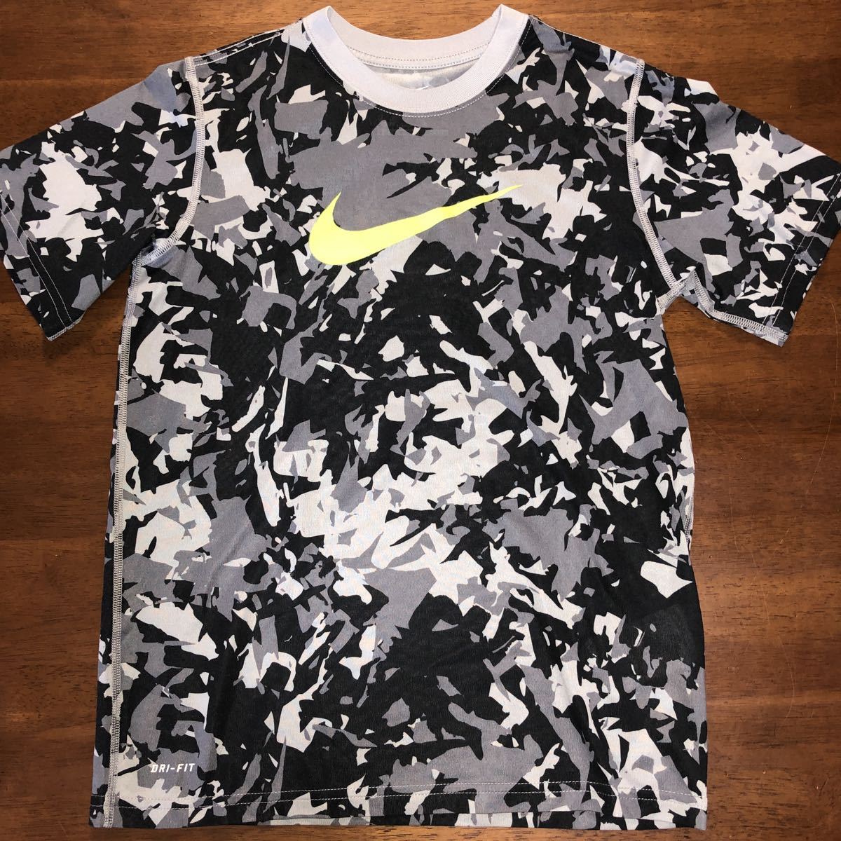 【NIKE/ナイキ】Tシャツ　ショートパンツ　上下２枚セット　Mサイズ/150㎝　中古　スポーツウェア　黒×蛍光イエロー_画像2