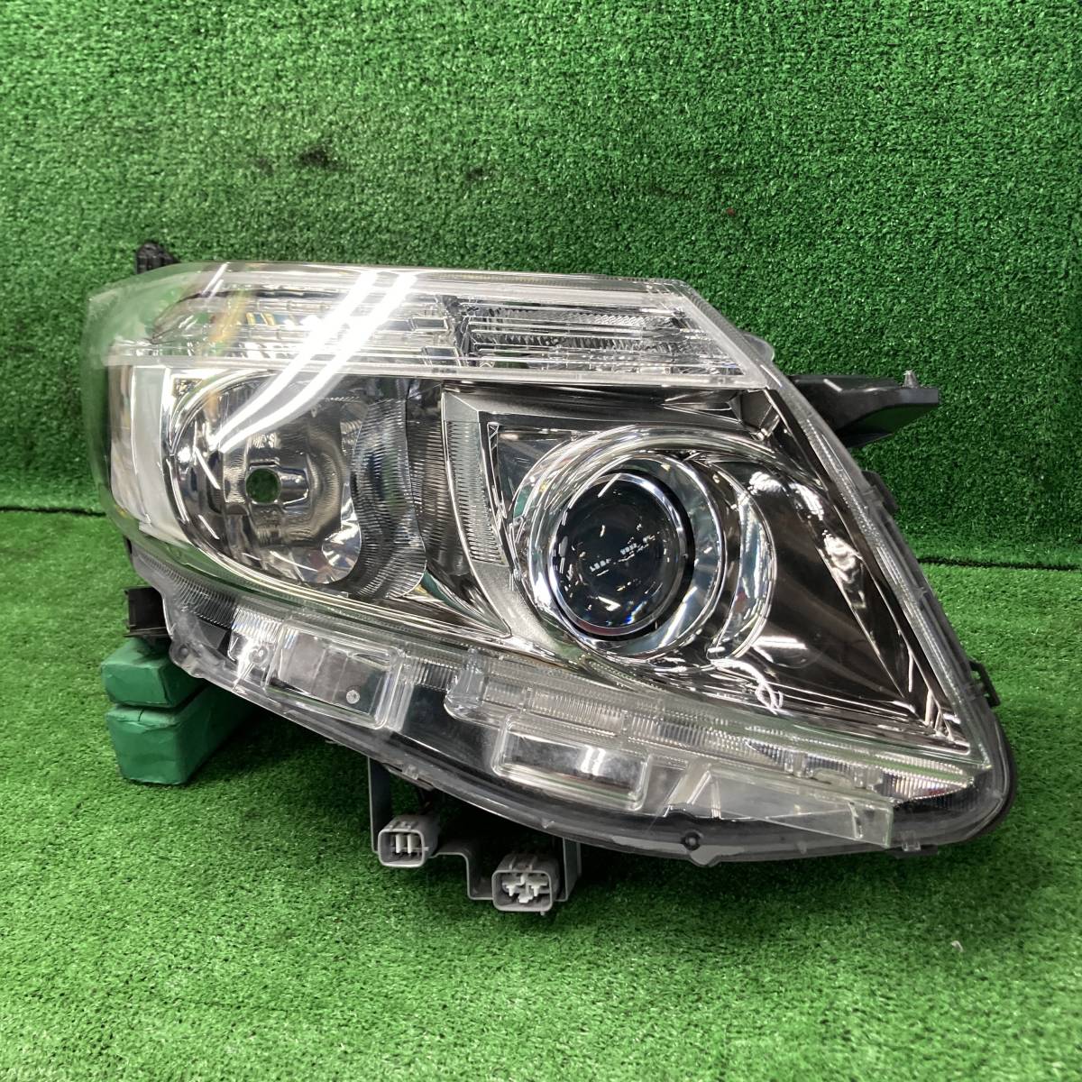 ♪♪エスクァイア ZRR80W 右 ヘッドライト ヘッドランプ イチコー 28