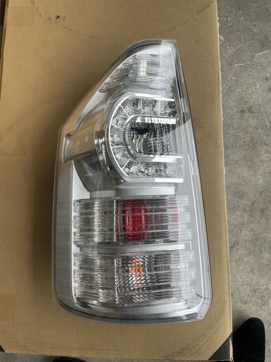 トヨタ ヴォクシー 70系 後期 LED 純正 テールランプ テール トヨタ ヴォクシー 70系 後期 LED 純正 テールランプ テール