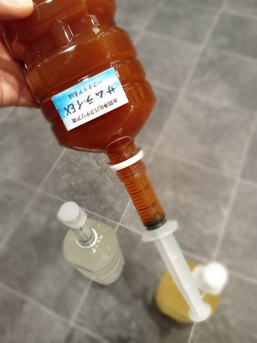 【バクテリア本舗 本店】武蔵 [2L]高濃度水質浄化バクテリア液(らんちゅう,めだか,グッピー,金魚,錦鯉,シュリンプ,熱帯魚,海水魚）_専用のシリンジは１L,2Lペットにピッタリ！