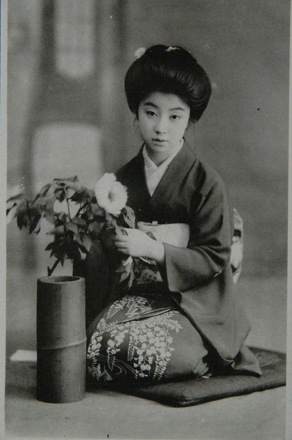 11839 war front picture postcard flower .... Japanese clothes. beautiful person 